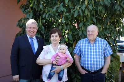 V. li.: Bürgermeister Markus Dollacker, Jubilarin Sofia Kiener mit ihrer Urenkelin Lena und Ehemann Albert.