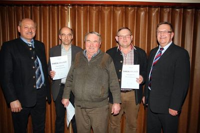 Ortsvorsitzender Johann Bösl (li.) und Bezirksrat Martin Preuß (re.) ehrten für langjährige Mitgliedschaft beim CSU-Ortsverband Ensdorf v. li. Viktor Hammer, Josef Westiner, Franz Metschl und Joachim Hantke (nicht auf dem Foto) mit Urkunden.