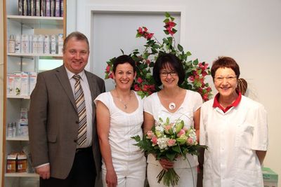 Bürgermeister Markus Dollacker (li.) gratuliert Fußpflegerin Annette Birner (3. v. li.) zu ihrer Selbstständigkeit. 2. v.li, Kosmetikerin und Fußpflegerin Irene Hofmeister-Sperl, rechts Podologin und Fußpflegerin Theres Eiletz.