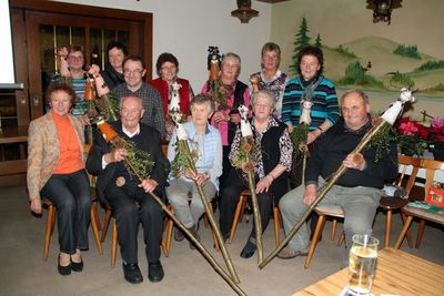 Die Preisträger des Blumenschmuckwettbewerbs des Obst- und Gartenbauverein „Heimaterde“ Ensdorf mit links sitzend Vorsitzender Renate Kastl.
