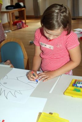 Nach der Geschichte „Mama Muh will rutschen“ malten die Kinder lustige Vögel.