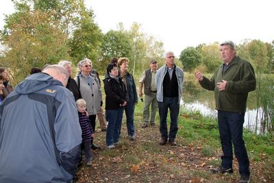 Teichwirt Hans Schießl erläuterte ausführlich die Fischzucht. Daneben Gerd Tschaffon, Vorsitzender des Heimat- und Kulturverein Ensdorf.