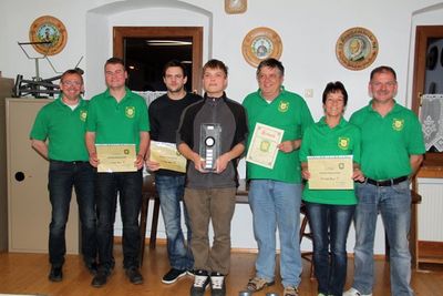 Von links: 1. Schießleiter Thomas Drick, 2. Schützenmeister Matthias Ehebauer, von der Siegermannschaft „Team Asbach“ Andreas Graf und Patrik Marschall, Marvin Thomas vom Team „Schnauzerer“ (2, Platz Dorfpokal), Brigitte Graf vom Team „Nieder