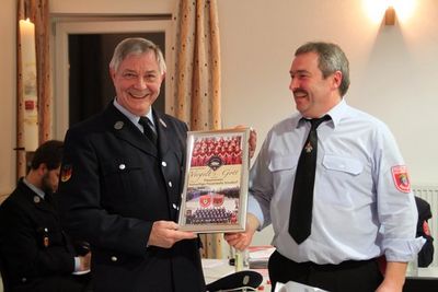 Riedens Feuerwehrvorsitzender Herbert Scharl (re) überreicht seinem „Amtskollegen“ Richard Reiser aus Ensdorf das Erinnerungsgeschenk für die Übernahme der Patenschaft.