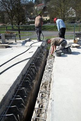 Haargenau freigelegt werden müssen die Übergänge von Straße und Brücke, bevor die neue Konstruktion eingesetzt werden kann.