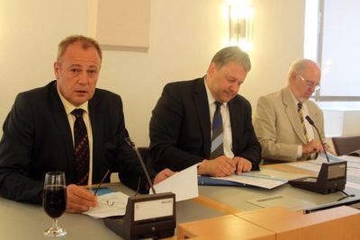 Bei der Unterzeichnung der Zertifikate v. li. ZEN-Geschäftsführer Gerhard Kopf, Landrat Richard Reisinger und konzeptioneller Projektleiter Manfred Klemm.