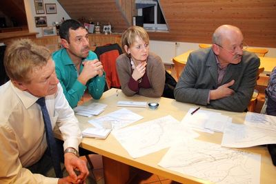 Intensiv begutachteten die Gemeinderäte die vorgelegten Planungen. U.a. v. li.: die Gemeinderäte Joachim Hantke, Roland Müller, Sabine Müller und Johann Bösl.