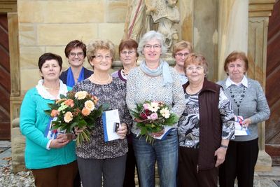 Die anwesenden Geehrten v.li.: Martha Reindl (25 Jahre), Führungsausschussmitglied Monika Auer, das neue Ehrenmitglied Erika Fröhlich (Ehrennadel in Gold), Irmgard Kellner (40 Jahre), Maria Kohl (Ehrennadel in Gold), Rita Rothut (40 Jahre), Bezirksvorsi