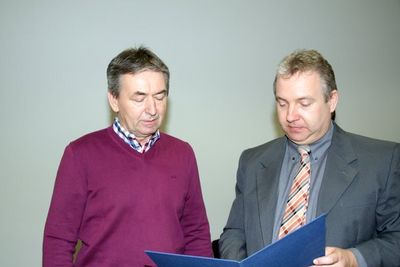 Bürgermeister Markus Dollacker (re,) vereidigte Lothar Trager als neuen Gemeinderat für den ausgeschiedenen Oliver Schwendner.