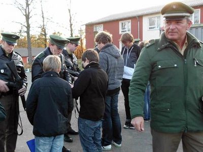 Jugendfeuerwehrler zu Gast bei der Polizei.