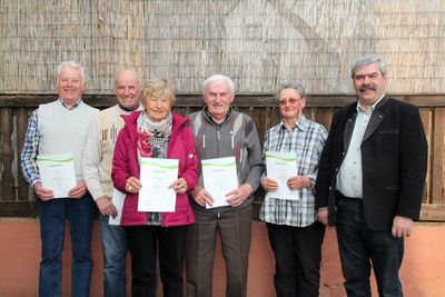 Die anwesenden Geehrten v.li. Josef Prößl, Josef Koller, Eleonore Schamuhn, Johann Weisner und Sieghielde Müller mit 1. Vorsitzendem Reinhard Ott.