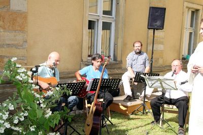 Für die musikalische Umrahmung des Dankgottesdienstes sorgten mit neuen geistlichen Liedern Jürgen Zach, Cyrus Saleki, Stefan Huber und Georg Bayerl (v.li.).