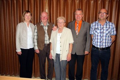 Dem Jubilar Karl-Heinz Wolfram (2.v.li.) gratulierten Ehefrau Walburga (re. von ihm) auch Wanderfreundevorsitzende Annemarie Dollacker (li) und Bürgermeister Markus Dollacker sowie Schnupfer-Club-Vorsitzender Arnold Hiltl (re.).