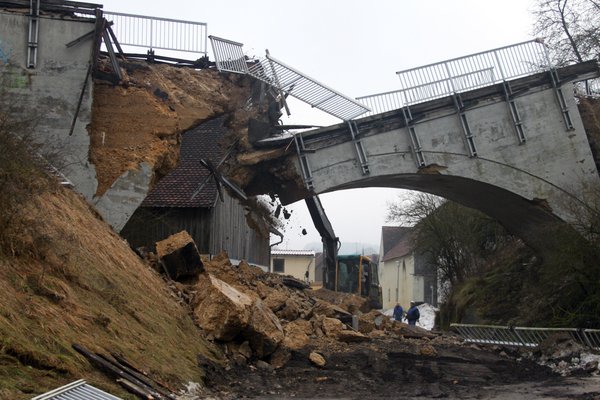 Abbruch der Brücke in Wolfsbach.