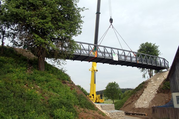 Einheben der neuen Brücke in Wolfsbach.