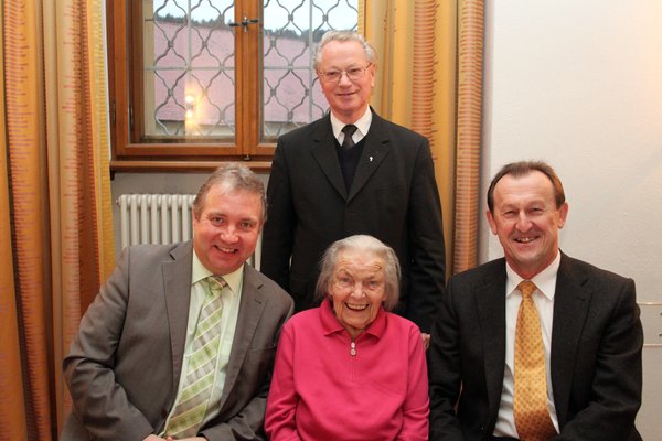 Bürgermeister Markus Dollacker, Pfarrer Hermann Sturm, die Jubilarin Mathilde Böhm und stellv. Landrat Richard Gaßner
