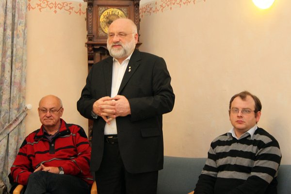 Gesprächsleiter Pater Alfred Lindner (Mitte), Robert Rojzman, Vorstandsmitglied der israelitischen Kultusgemeinde Amberg (rechts).