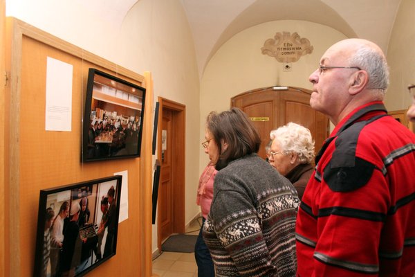 Gäste der interreligiösen Fotoausstellung.