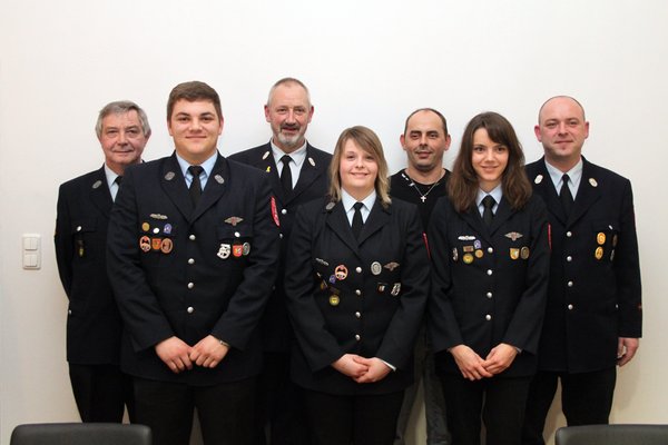 Links Feuerwehrvereinvorsitzender Richard Reiser (li.) und Kommandant Hans Singer (re.), mit den neuen Feuerwehrfrauen Andrea Reiser (4. v. li.) und Theresa Staufer (6. v. li.) den neuen Feuerwehrmänner Matthias Dollacker (2. v. li.) und Karl Mertel (5. Gruppenbild.