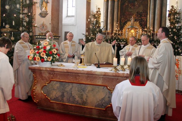 Die Patres Georg Kopic, Alfred Lindern und Josef Wenzl, Klosterdirektor Pater Christian Liebenstein, Bischof Frantisek Radkovsky aus Pilsen, Pfarrer Pater Hermann Sturm und Pater Harald Neuberger. Die Patres Georg Kopic, Alfred Lindern und Josef Wenzl, Klosterdirektor Pater Christian Liebenstein, Bischof Frantisek Radkovsky aus Pilsen, Pfarrer Pater Hermann Sturm und Pater Harald Neuberger.