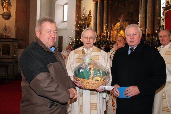 Pfarrgemeinderatssprecher Michael Dollacker, Jubilar Pater Josef Wenzl und Kirchenpfleger Hans Fink.