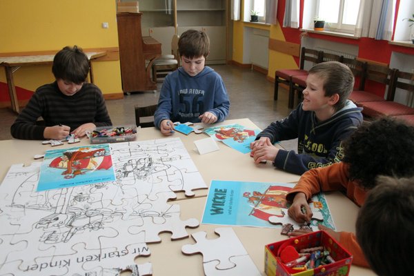 Ein Riesen-Wickie-Puzzle stellten die Kinder her.