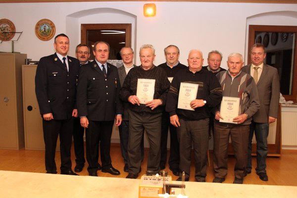1. Kommandant Christian Holler, 2. Kommandant Günter Schindler, Feuerwehrvereinsvorsitzender Heinrich Eichenseer, Pfarrer Pater Hermann Sturm, Johann Holler, Johann Grosser und Ehrenvorsitzender Georg Lehmeier (geehrt für 60 Jahre Mitgliedschaft), Joha Ehrung langjähriger Mitglieder.