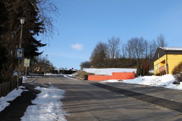 Parkplatz der Mittelschule.