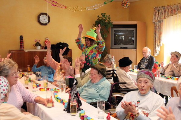 Hausfasching im Seniorenheim.