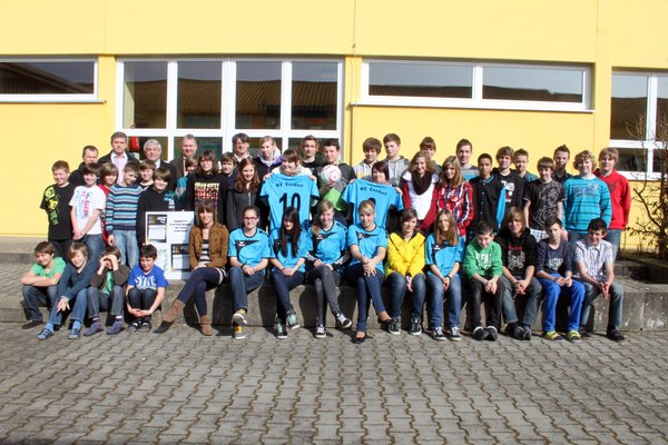 Die Fußballmannschaften der Mittelschule Ensdorf mit ihren neuen Trikots. Stehend hinten v. li.:  Rektor Siegfried Seeliger, Sponsor Hans Bayer, Bürgermeister Gotthard Färber (Rieden), Ensdorfs Bürgermeister Markus Dollacker und Lehrer Karl Senft.