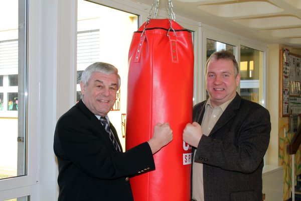 Die Bürgermeister Gotthard Färber (Rieden) und Markus Dollacker (Ensdorf) lassen ihren Frust am „Wutsack“ ab.