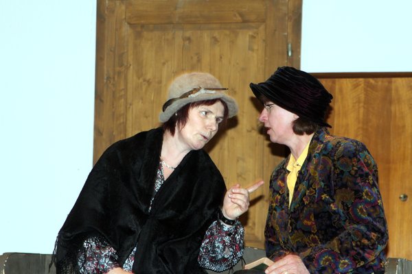 Petra Frind und Maria Kohl vom Katholischen Frauenbund.