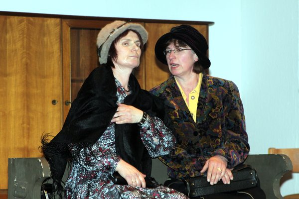 Petra Frind und Maria Kohl vom Katholischen Frauenbund.