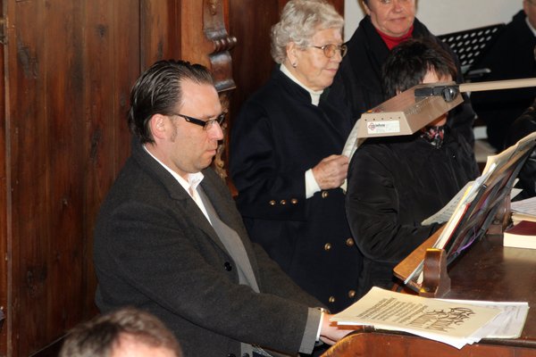 Stefan Roggenhofer an der Orgel.