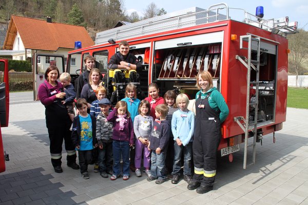 Die Kinderfeuerwehr Ensdorf mit ihren Betreuern.