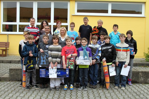 Die Sieger der Mittelschule Ensdorf im Raiffeisen-Malwettbewerb 2012 mit Rektor Siegfried Seeliger (li. oben) und in der 2. Reihe daneben Geschäftsstellenleiter Robert Falter und Nicole Auer.