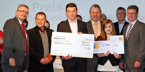 Das i.s.i.-Preisvergabegremium mit Rektor Siegfried Seeliger (2. v. li.), Schülersprecher Johannes Feigl, (3. v. li.) Bürgermeister Markus Dollacker (4.v.li.) und Schülersprecherin Melanie Pirzer (5. v. li.).
