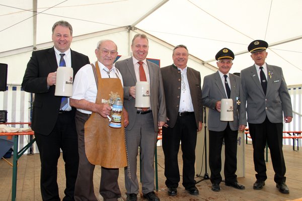 Landrat Richard Reisinger, Schirmherr Peter Hammer, Bürgermeister Markus Dollacker, Braumeister Wolfram Seebauer, Ehrenvorsitzender Adolf Scharl und Vorsitzender Erich Brem.