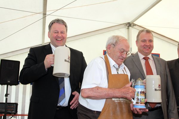 Landrat Richard Reisinger, Schirmherr Peter Hammer und Bürgermeister Markus Dollacker.