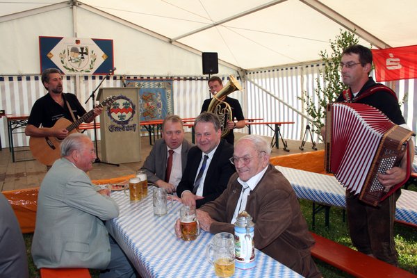„S’ Hennagschroa“ spielte auch Ehrenmitglied Altbürgermeister Georg Dirmeier, Bürgermeister Markus Dollacker, Landrat Richard Reisinger und Schirmherrn Peter Hammer auf.