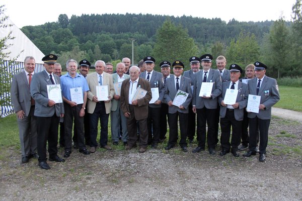 Für 50 Jahre Vereinstreue und besondere Verdienste wurden mehrere Mitglieder geehrt. Li. Bürgermeister Markus Dollacker.