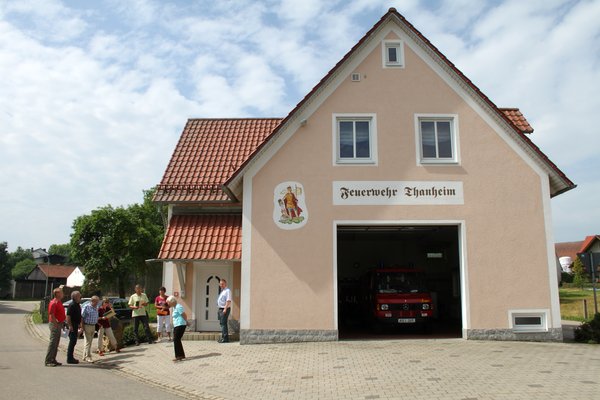 Auch das Thanheimer Feuerwehrgerätehaus nahm die Landkreiskommission unter  die Lupe.