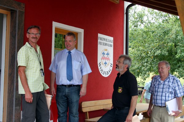 Vor dem neuen Wolfsbacher Feuerwehrhaus Kreisgartenfachberater Arthur Wiesmet, Bürgermeister Markus Dollacker, KBR Fredi Weiß und Peter Lutz von dennSiedlerbünden.