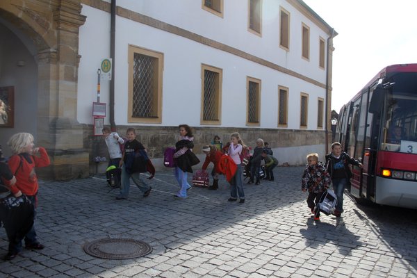 Schulbushaltestelle beim Torbogen vor dem Kloster.