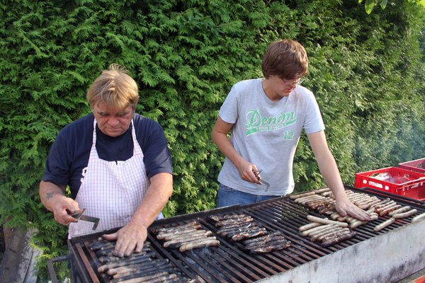 Bratwürstl braten will gelernt sein.