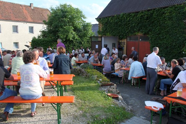 Noch lange saßen die Kirchweihgäste im Schatten des Gotteshauses besiammen.