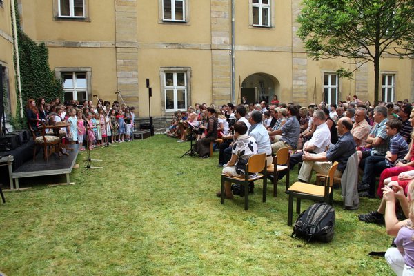 Der Kinderchor Ensdorf, der Piccolinichor und der Jugendchor Schwandorf sangen begeisternd das Don-Bosco-Musical „Ich lass dich nicht im Regen stehn“. Der Kinderchor Ensdorf, der Piccolinichor und der Jugendchor Schwandorf sangen begeisternd das Don-Bosco-Musical „Ich lass dich nicht im Regen stehn“.