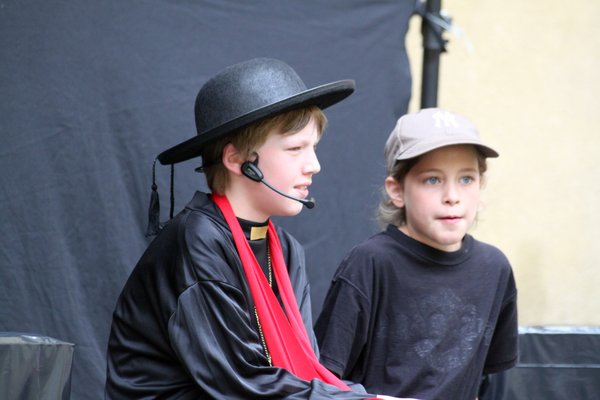 Don Bosco (Jonas Huber) hilft einem Gefängniskind (Christina Niederalt).
