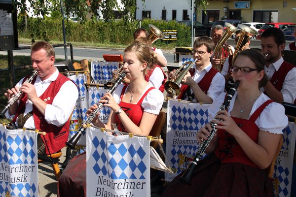 Zünftig spielte die „Neukirchner Blasmusik“ zum bayerischen Frühschoppen der Feuerwehr auf.