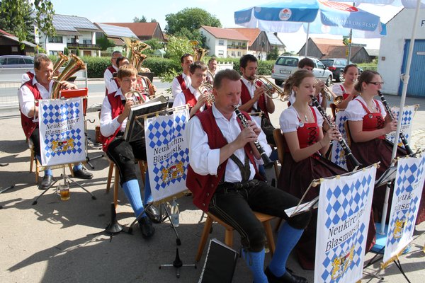 Zünftig spielte die „Neukirchner Blasmusik“ zum bayerischen Frühschoppen der Feuerwehr auf.